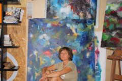 claudia con fiori blu.JPG